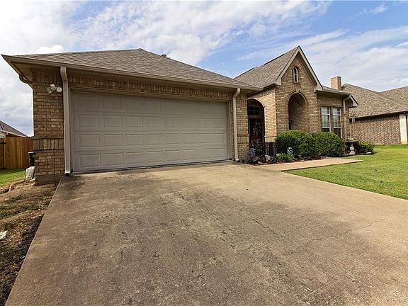 4th image of 1814 Fairway Dr