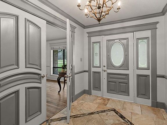 3rd image of 33 Hickory Oak Ln