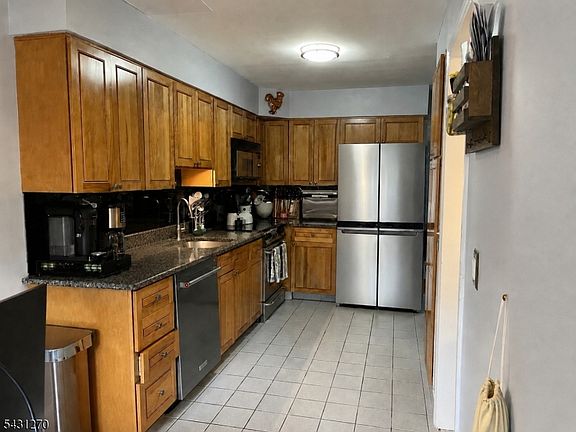 3rd image of 31 Greenbriar Ln
