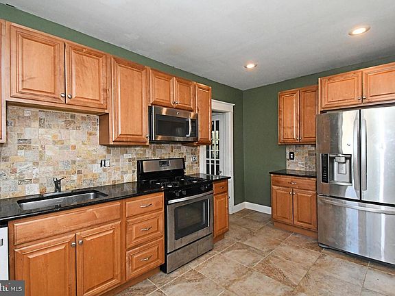 4th image of 144 W Elm St