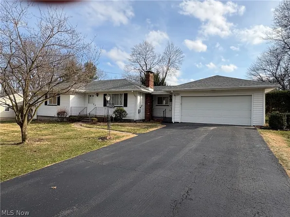 2921 Decamp Rd, Youngstown, OH 44511