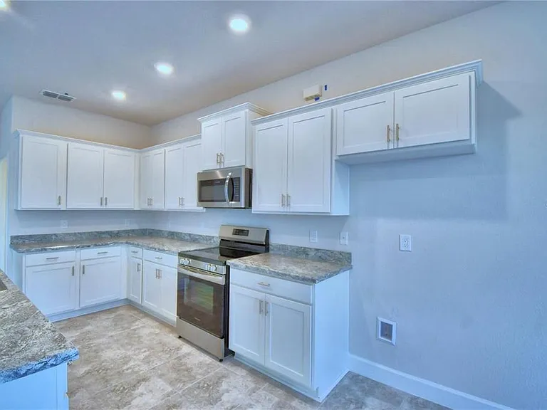 906 Sofia Ln — Photo 8