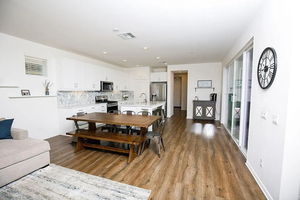 4 bed, 2300 sqft, $5,500 — Photo 2