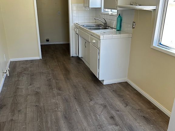 4th image of 386 Leslie Way #3