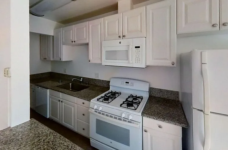 2227 Derby St — Photo 4