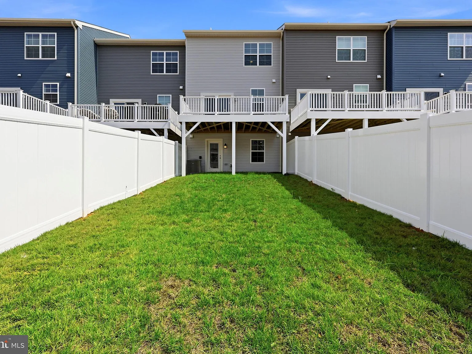 3 bed, 4.0 bath, 1920 sqft, $2,100 — Photo 2