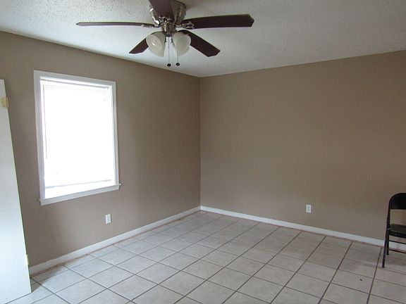 3rd image of 900 Hickory Ln