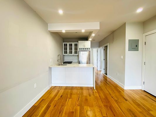4th image of 66 Somers St #4