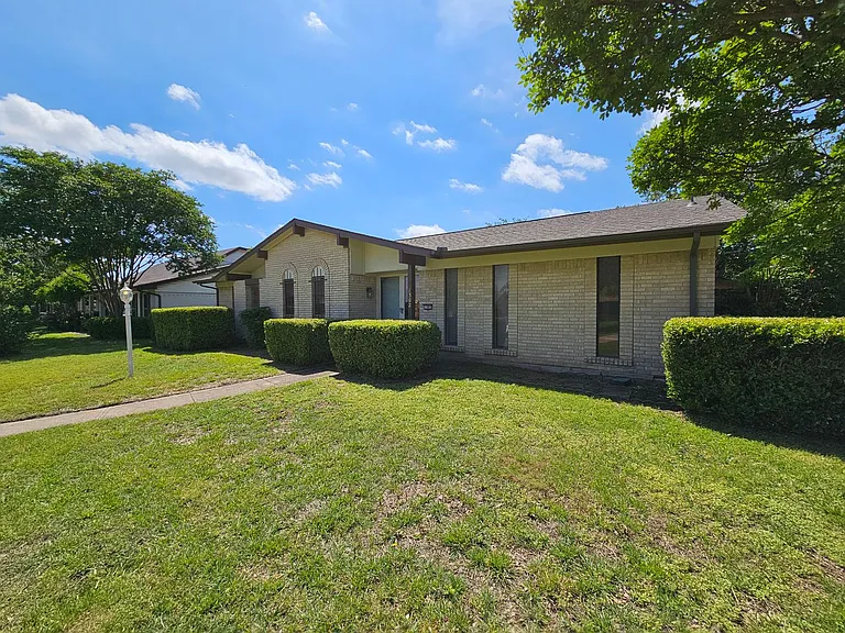 1302 Berkeley Dr — Photo 4