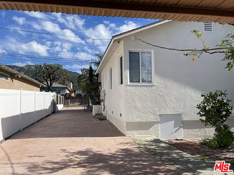 10631 Tinker Ave — Photo 11