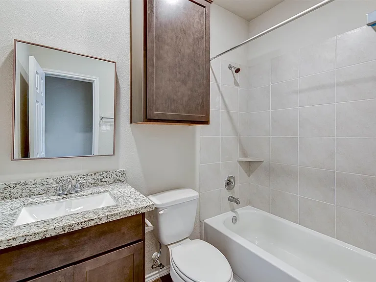 407 E Avenue G — Photo 9