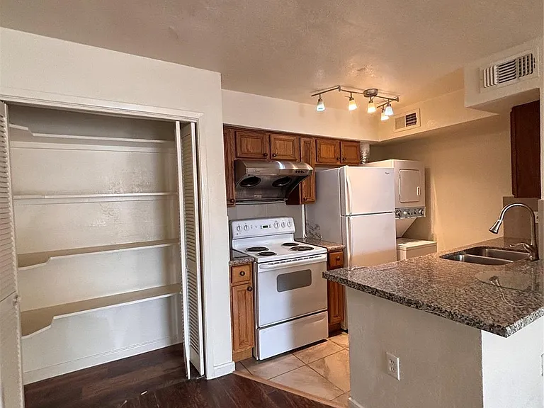 2110 Wilcrest Dr #123 — Photo 8