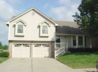 916 SW Southgate Dr, Blue Springs, MO 64015