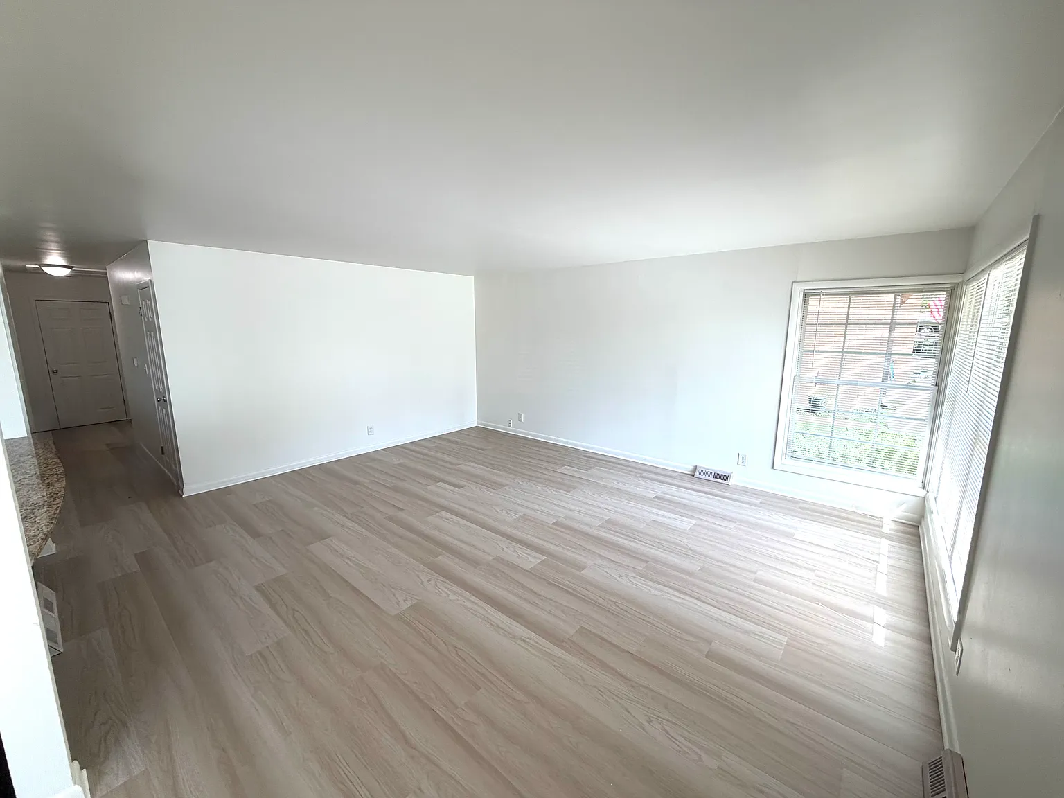 3 bed, 1276 sqft, $2,500 — Photo 3