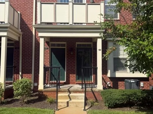 1111 Fountain View Cir, South Lyon, MI 48178