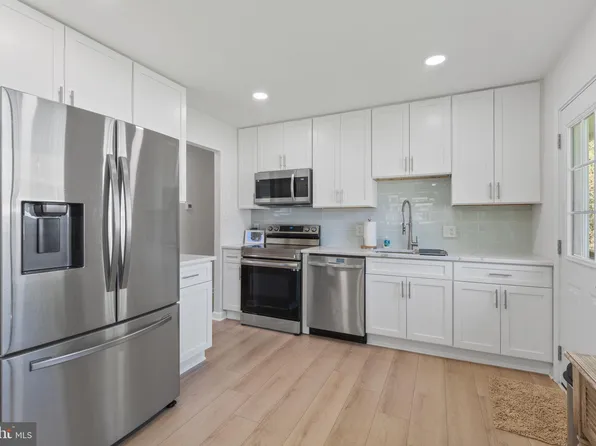 12816 Greenhall Dr, Woodbridge, VA 22192