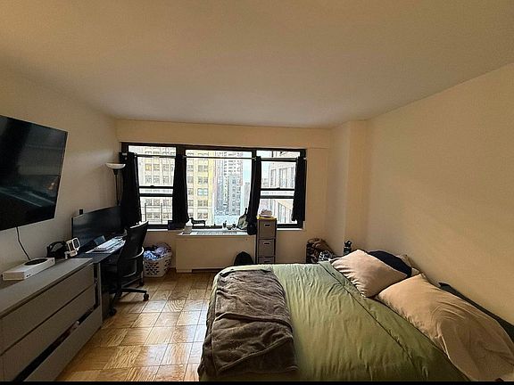 5th image of 279 E 44th St APT 4n