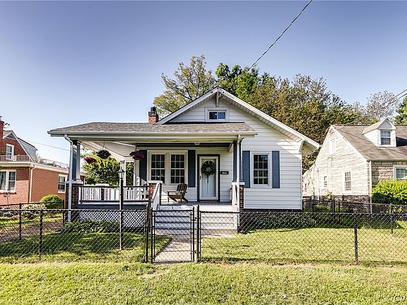 3rd image of 2209 Oakwood Ln