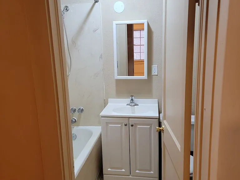 Avondale Apartments — Photo 25