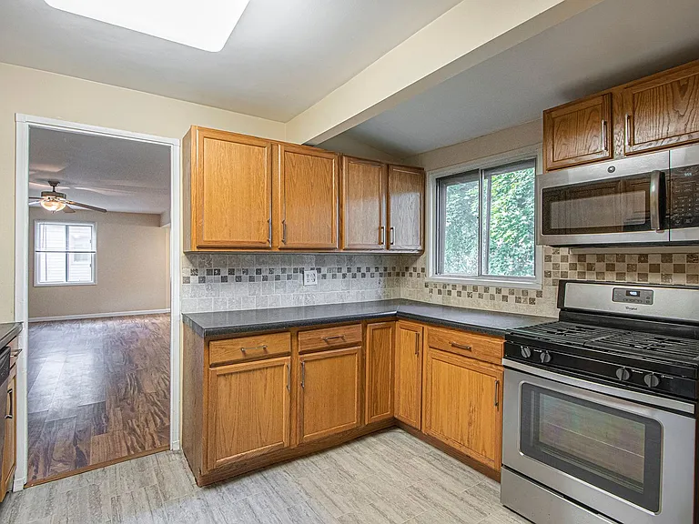 2426 Shasta Dr — Photo 5