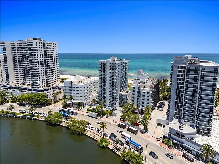 2457 Collins Ave #406 — Photo 35