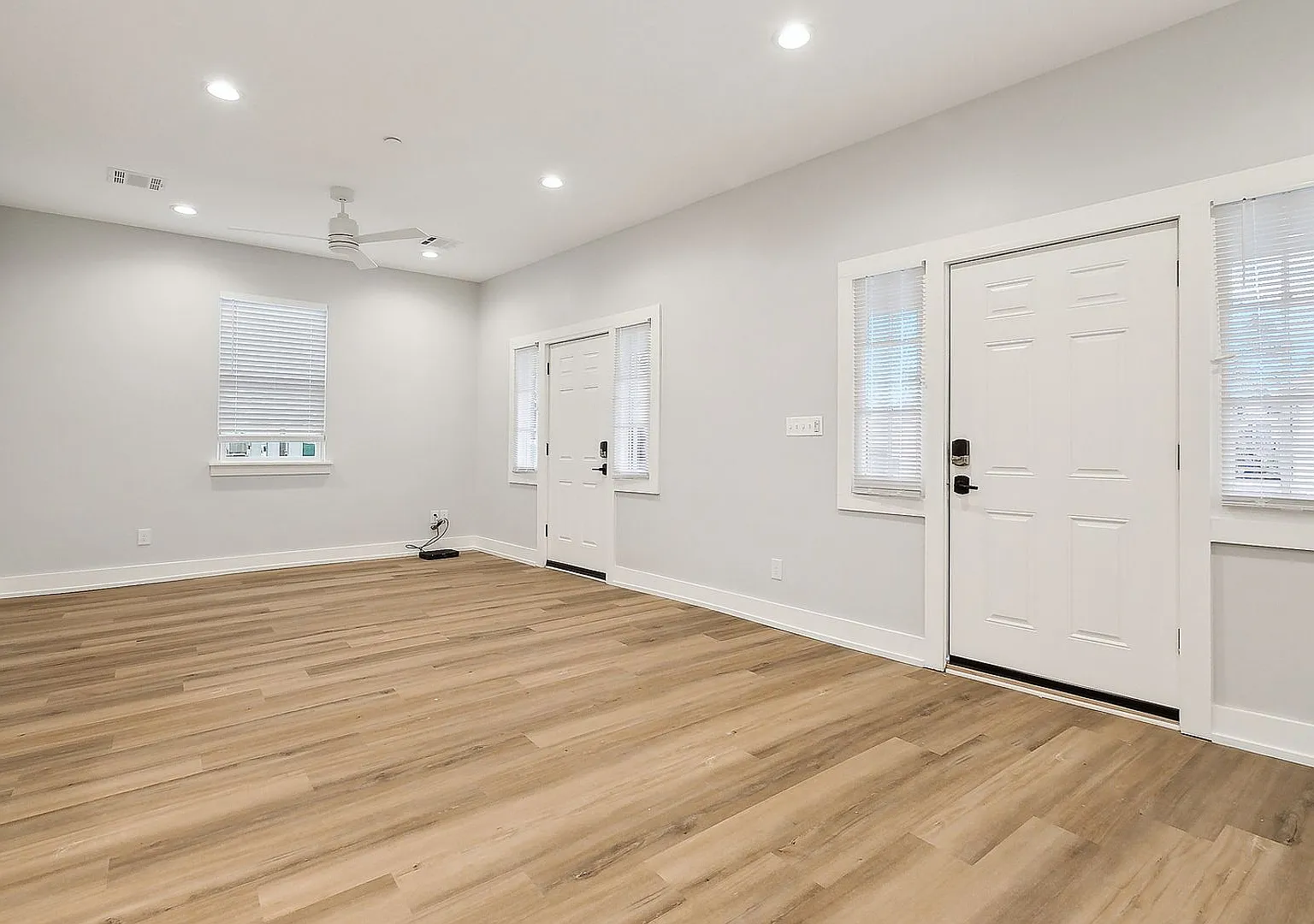 Spacious 3 Bedroom, 2 Bath Apartment with Modern Appliances — Photo 3