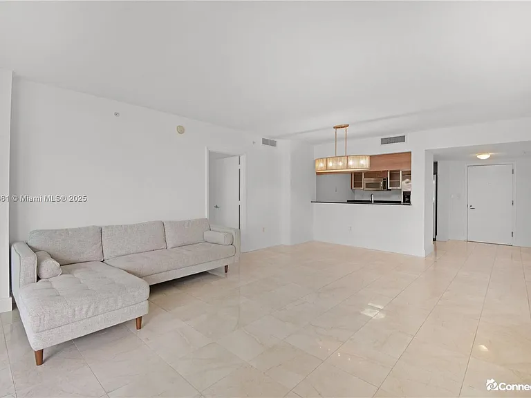 1800 N Bayshore Dr — Photo 2