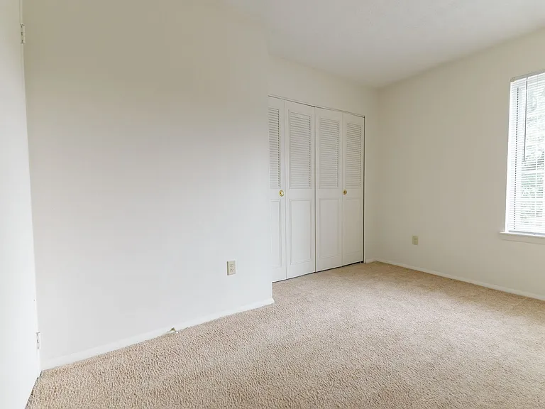 Windsor Gardens Apartments — Photo 95