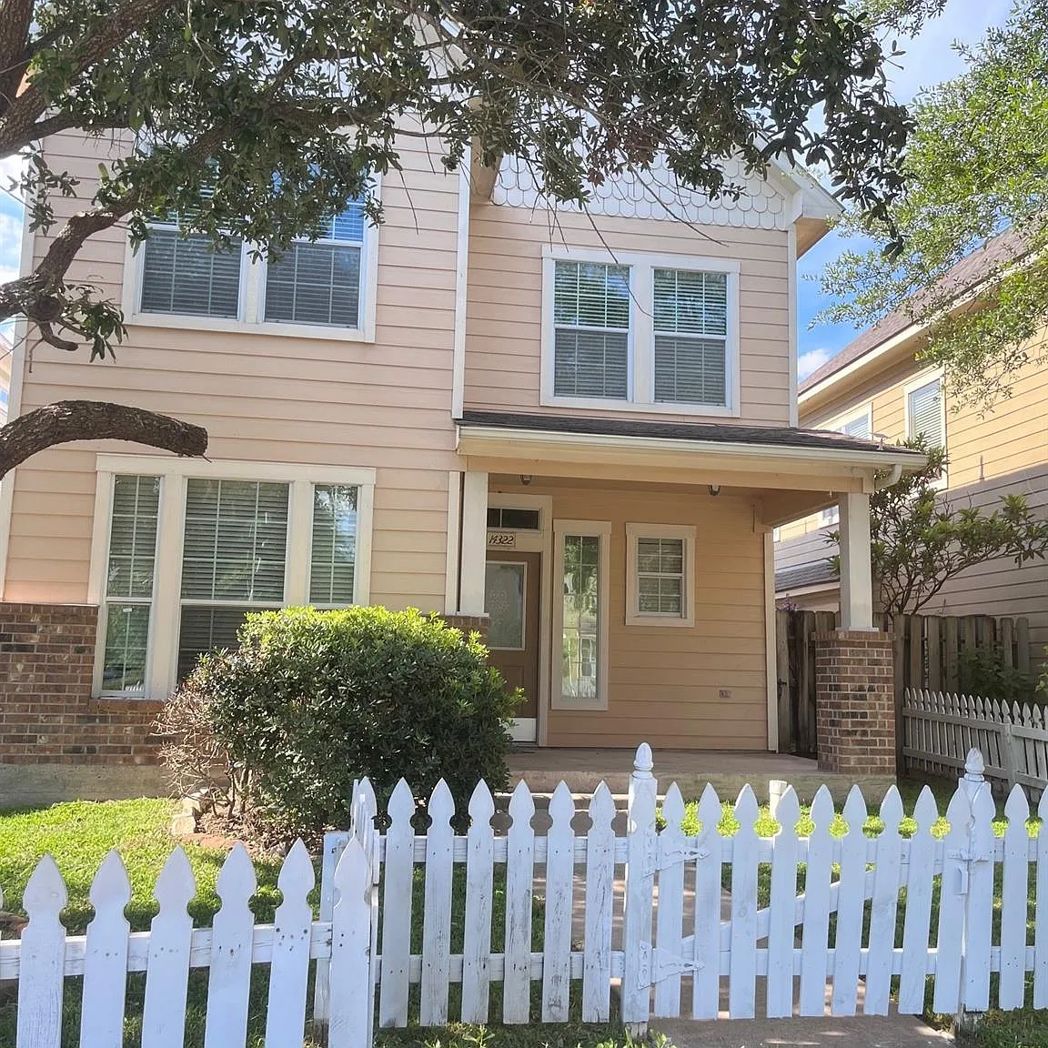 4 bed, 3.5 bath, 1608 sqft, $2,300 — Photo 2