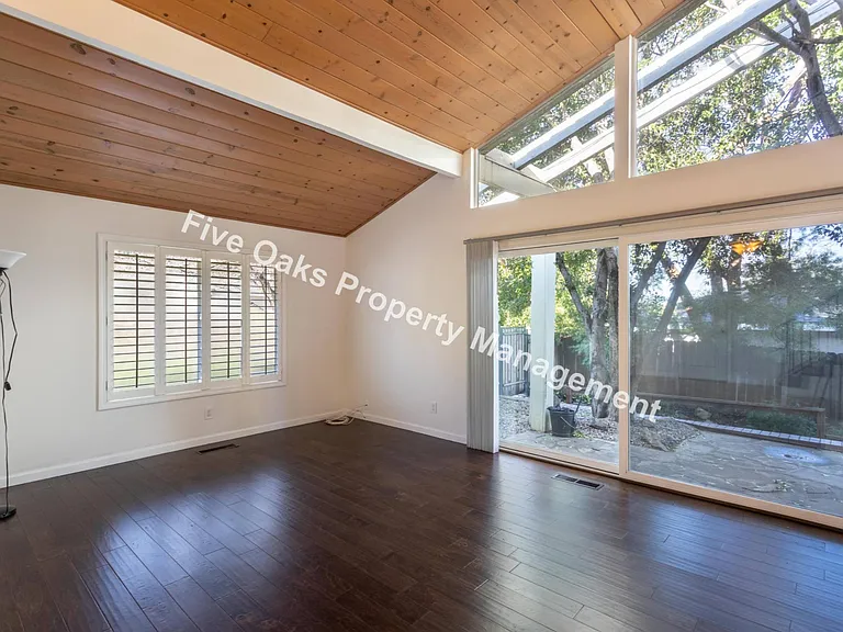 2815 Stanford Ln — Photo 5