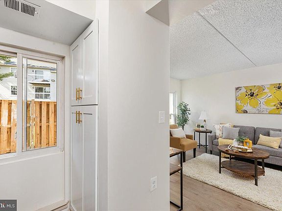 5th image of 8601 Sacramento Dr APT B