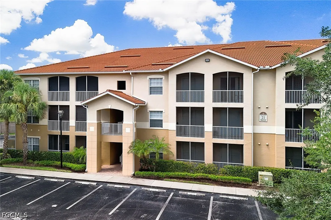 2 bed, 1.0 bath, 918 sqft, $2,400 — Photo 3