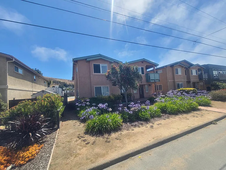 2790 Cedar Ave — Photo 2