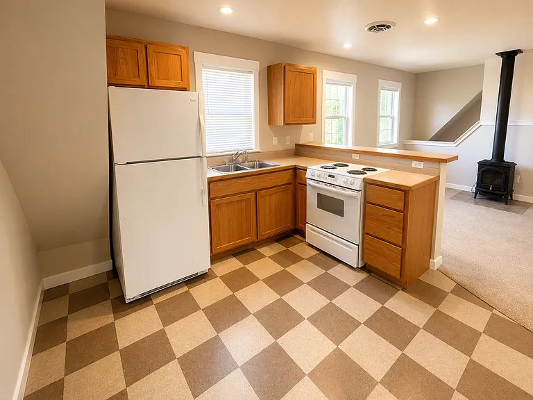 118 SE Roosevelt Ave #&-2 — Photo 2