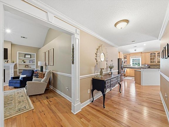 5th image of 24 Carriage Dr