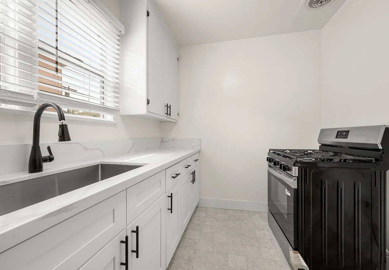 2 bed, 1.0 bath, 750 sqft, $1,933 — Photo 2
