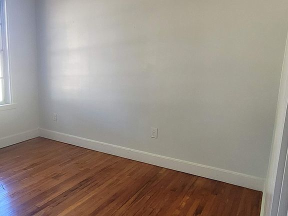 5th image of 902 Oak St