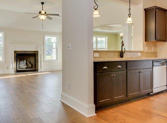 4th image of 215 Carlow Dr