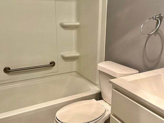 5th image of 1461-69 Hillcrest Dr #1462-05