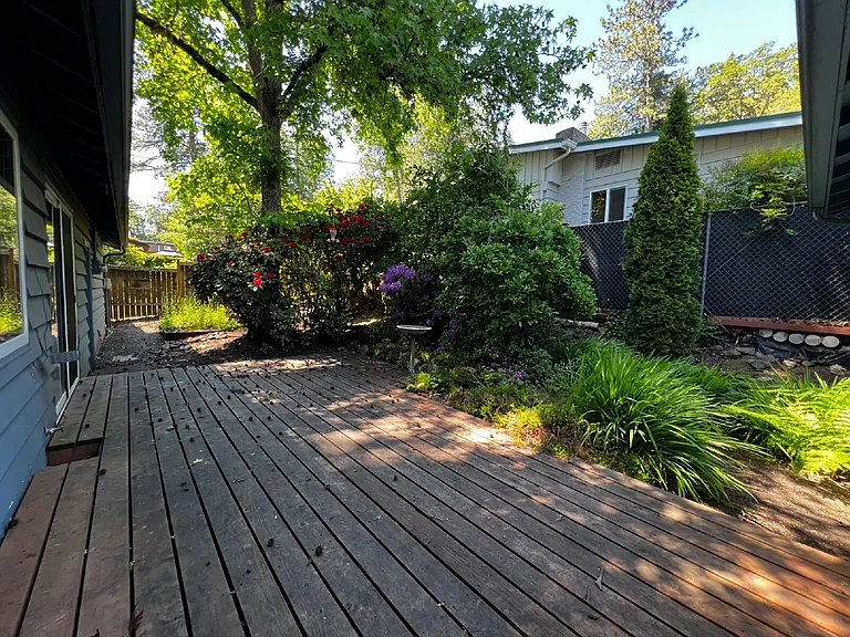 305 E 39th Ave — Photo 8