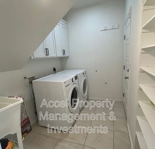 2325 N Peking St — Photo 17