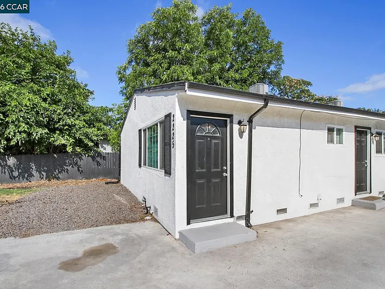 2225 E Myrtle St — Photo 2