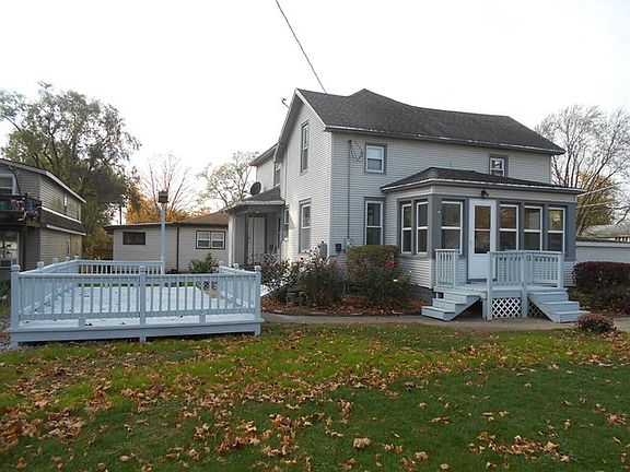 3rd image of 313 N Division St