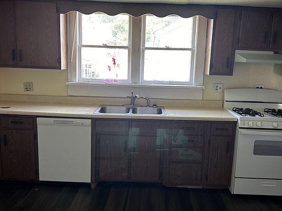 5th image of 208 Fairfield Dr