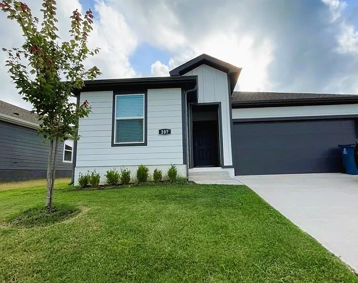 207 NW Pinwheel St #207 — Photo 2