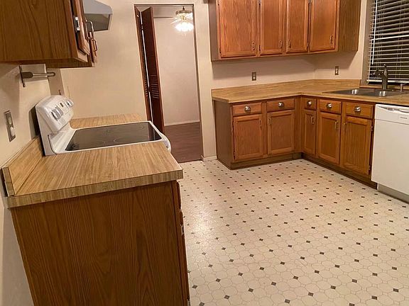 3rd image of 2526 Meadow Ln