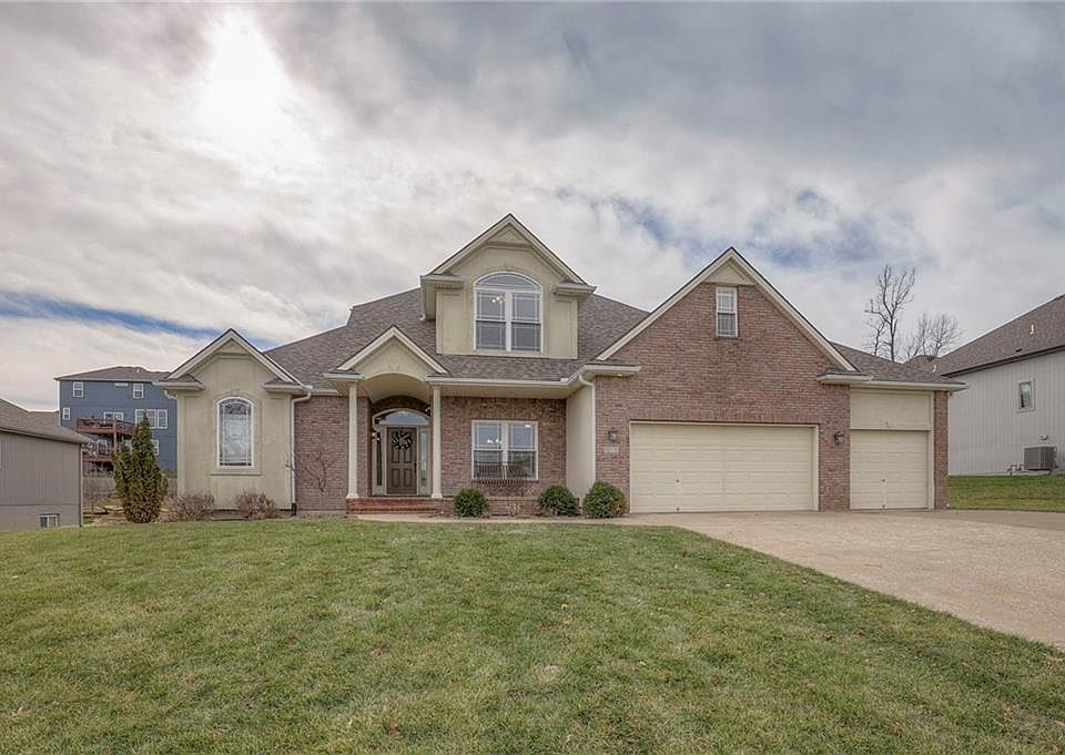 1st image of 816 SE Cedrus Ln