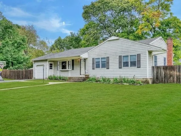 6 Willow St, Centereach, NY 11720