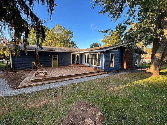 4th image of 1149 Sunset Dr