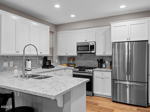 3rd image of 551 Oakville Dr